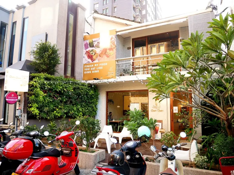 台中美術館超美白色建築，各種義式料理品項豐富，能帶寵物一起用餐，還有獨立包廂超加分~