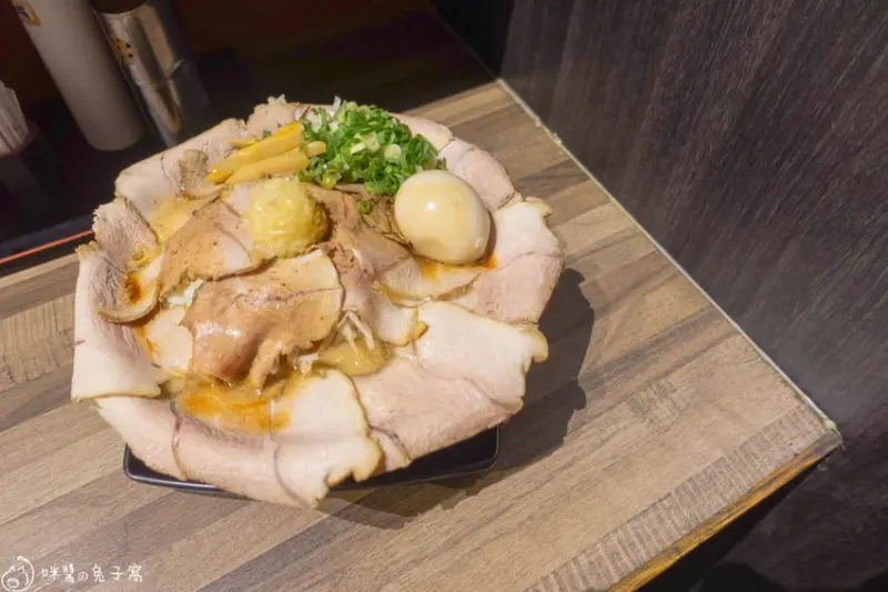 公館美食。鷹流東京豚骨拉麵 極匠  浮誇爆量叉燒的濃郁豚骨拉麵