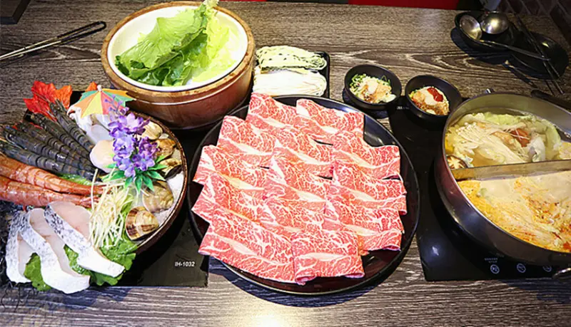 桃園火鍋｜上官木桶鍋中壢店｜連鎖火鍋獨家Ａ＋Ｂ海陸套餐，現切厚質新鮮肉品，搭配優質各式海鮮盤，豐盛海陸食材，打卡送肉盤