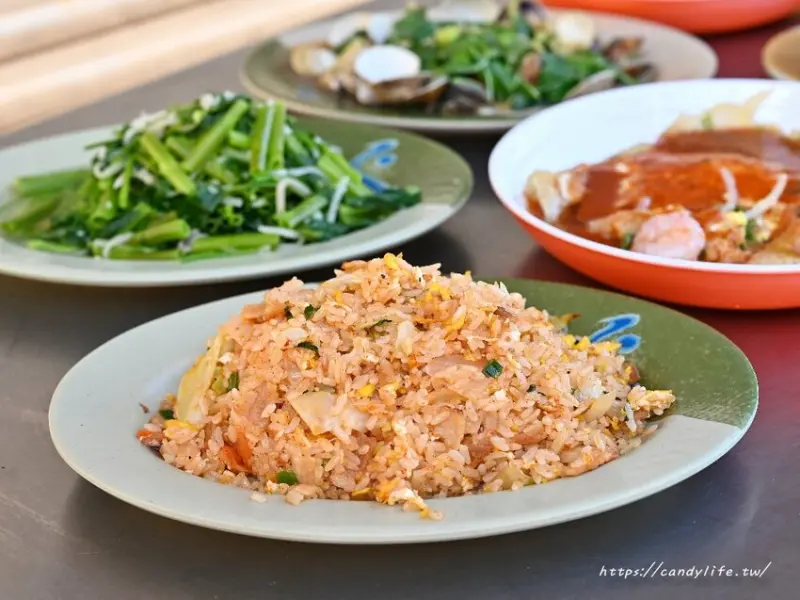 阿宏蚵仔煎｜台中人氣脆皮蚵仔煎就是這間！咬下去會卡滋，用料超實在，蚵仔新鮮又顆，還有熱炒、炒飯、炒麵也好吃～