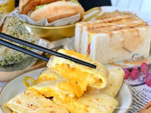 來點什麼｜台中文青早餐推薦，品項超多，份量超實在，激推三角飯糰，size超大，還有超狂起司瀑布蛋餅，起司控必吃～