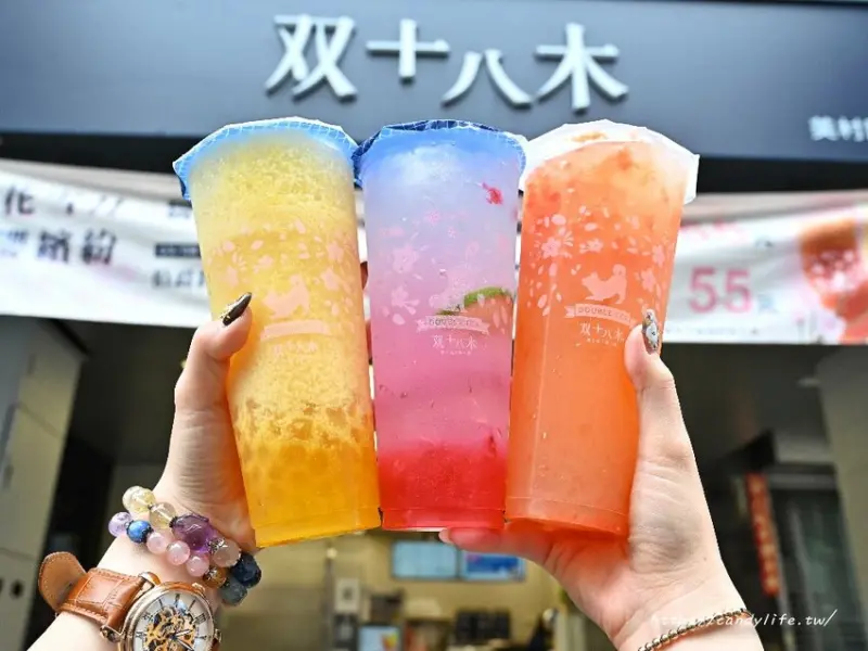 双十八木·職人茶飲｜以柴犬為主題的文青手搖飲，新品玫顏社絕美上市，浪漫玫瑰粉，女心大爆發！還有鮮榨水果系列，整杯滿滿果肉超過癮～