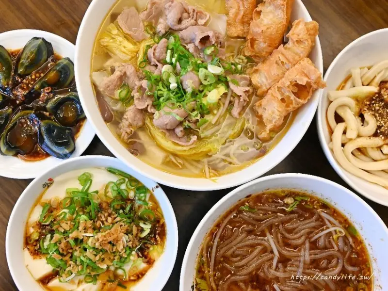 成都日嚐｜道地四川小吃，四川涼粉、酸辣粉、冒菜、麻辣豆腐通通吃的到，香麻帶勁，辣勁十足～