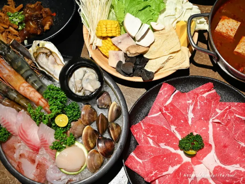 論石間鍋物｜台中人氣鍋物，最低只要280元起，老闆很任性，吃鍋不附菜盤，沒菜盤沒關係，自助吧區超過30種讓你呷免吉～