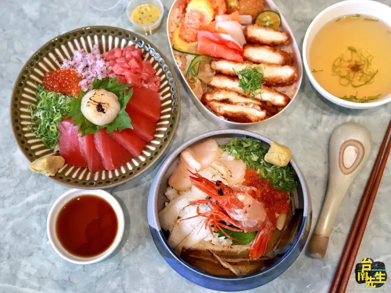 台南海鮮丼飯／日式餐盒專賣店／即日起開放內用／嚴選食材當天配送新鮮漁貨／現點現做不想等可預訂／使用日本壽司米