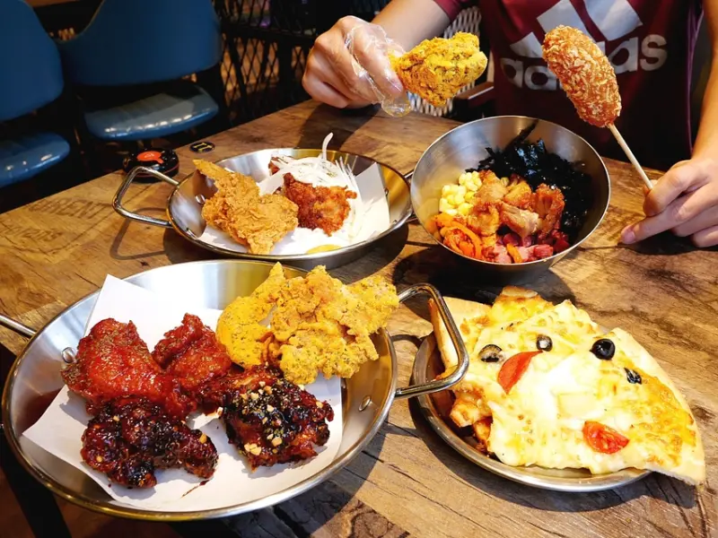 台中現炸的韓式炸雞熱騰騰上桌讓你吃到飽，美味程度不輸單點，還有披薩、炸雞奶油飯、韓國魚板湯通通免費續