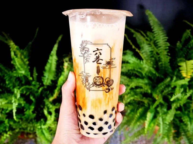台南在地飲料店，濃郁的黑糖鮮奶搭配上Q彈珍珠很對味，店內提供座位可以坐下來悠閒喝杯茶-六巷現調茶品