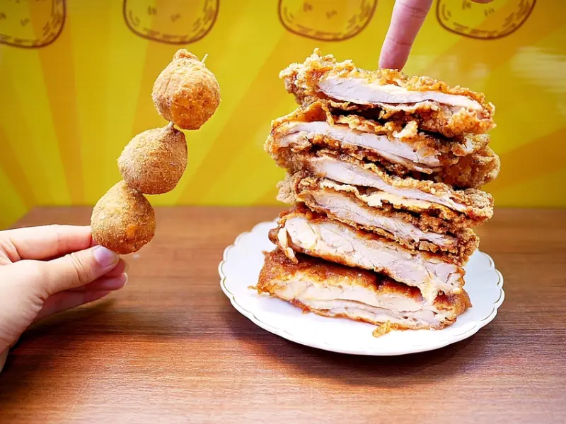 逢甲夜市雞排專賣「大腿我最粗」，台式麵衣卡茲酥脆不油膩，擦上醬汁再炙燒香氣更加分，肉嫩多汁冷掉依舊美味