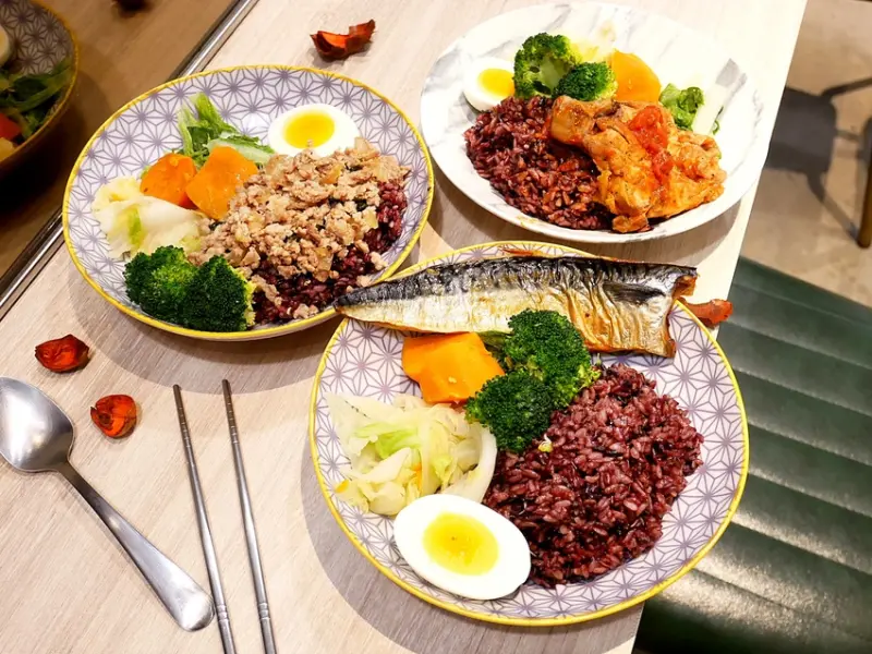 便當得來速，免下車就能取餐超方便，還有內用空間，首推不油膩的打拋豬超下飯-初舞食健康餐盒、輕食