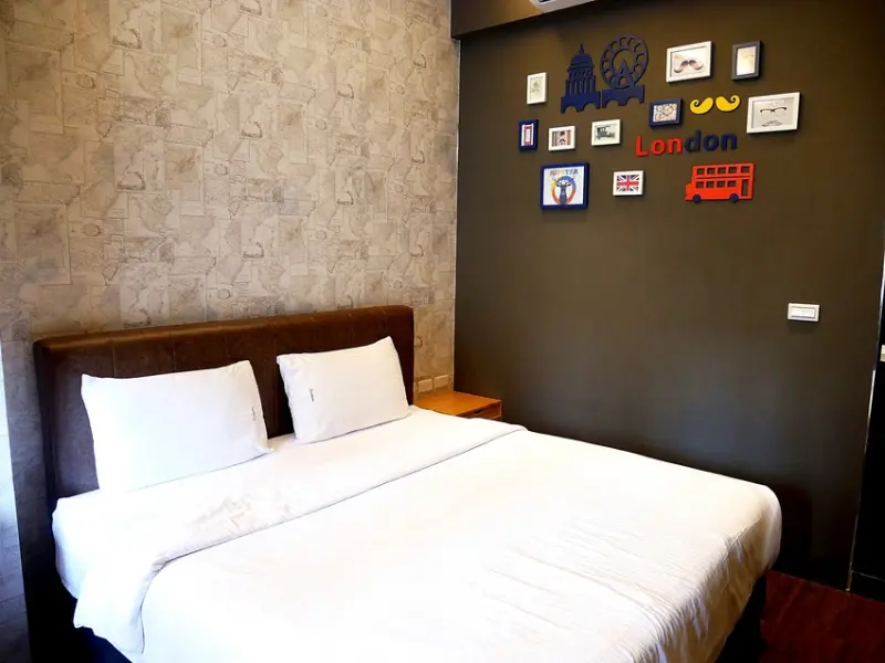 台南無人自助旅店，免趕最後入住時間更愜意，寬敞室內停車場開車也輕鬆，近神農街、水仙宮市場覓食超方便