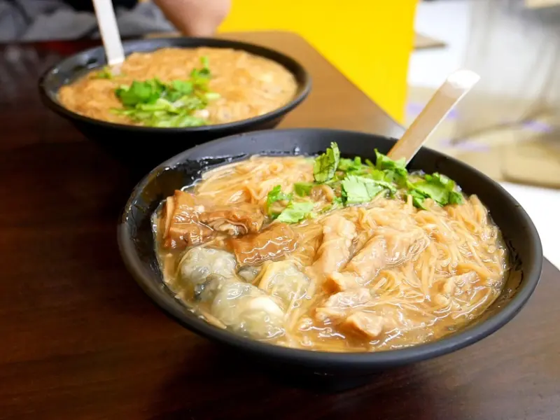 台北麵線人氣王之一，綜合的大腸、蚵仔和赤肉都厲害，老闆還有秘密吃法一定要嘗試