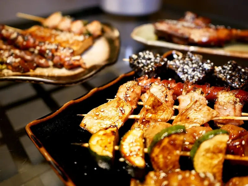 台南20年老字號的「吉良傳奇碳烤」展店到台中囉~ 15元起跳價格親切，特製鹹香烤肉醬超好吃，搭配上碳烤味超下酒