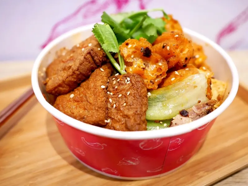 你有吃過炒蛋餅皮嗎? 中原夜市的「麻辣天后炒香鍋」結合麻辣鍋和滷味的吃法超特別，3種醬汁40多種食材客製化搭配，憑學生證白飯免費吃!