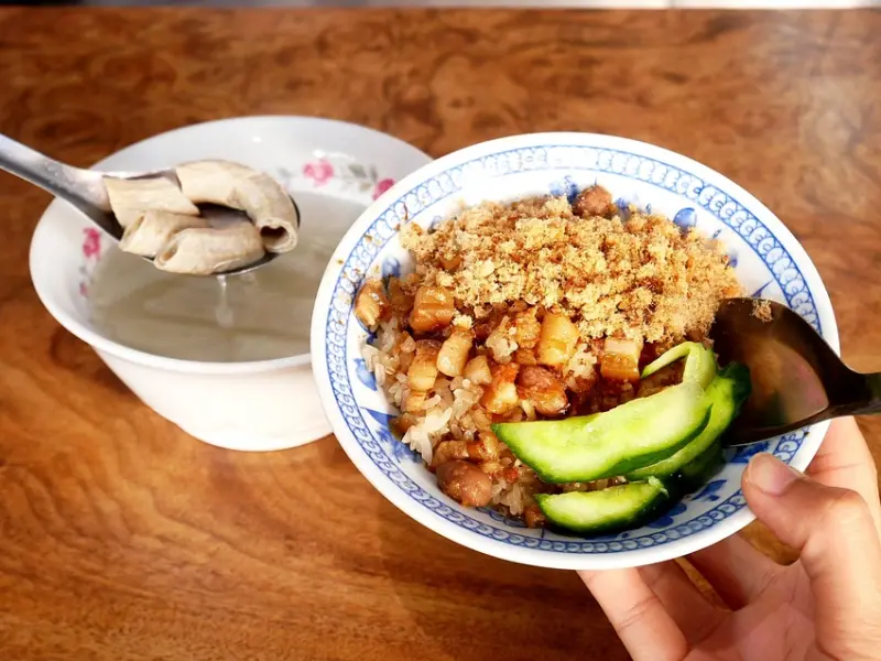 台南古早味米糕，在地人超推薦，淋上鹹香肉燥、魚鬆和黃瓜的米糕還不賴，中間竟然還有花生好加分~