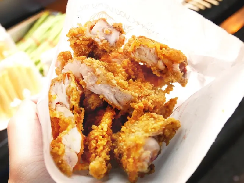 友情炭烤香雞排-東門夜市人氣炸物，厚實大塊的酥脆雞排，擦上醬汁更夠味，吃完忍不住吮指~