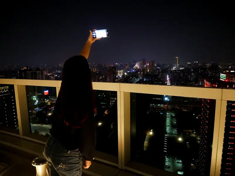 台中市區高樓層景觀咖啡，白天夜晚風貌完全不同，店內店外都好拍-REC COFFEE