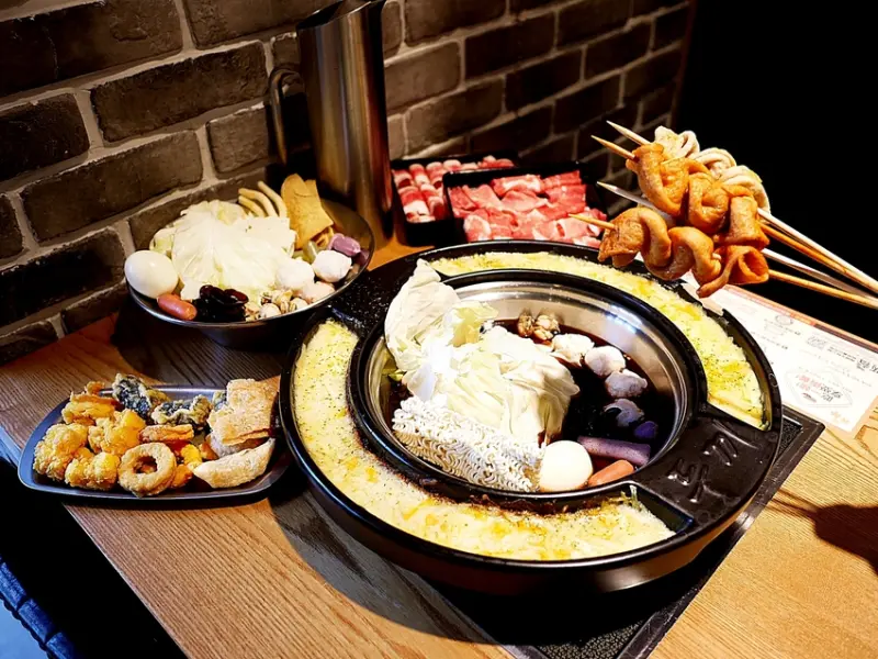 「兩餐」-299就能享受年糕火鍋和韓國炒飯吃到飽，爆餡年糕咬開超有料，炸雞煮過比現炸更美味，超韓的雙口味魚板串隨你拿到爽~
