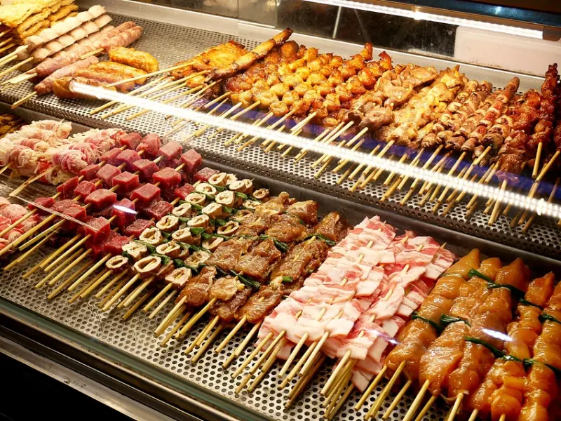 挑戰全台包裝最精緻的串燒，寧夏夜市「實在就烤串燒」，串烤種類豐富環境乾淨，醬汁超級入味不油膩，到凌晨3點宵夜好選擇~