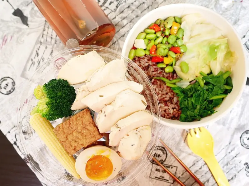 低卡餐盒不再只有紫米飯這個選項，花椰菜米和蒟蒻麵這邊也吃得到，7種配菜挑戰餐盒極限，偷偷說麻辣口味的很帶勁-爍軒健康餐