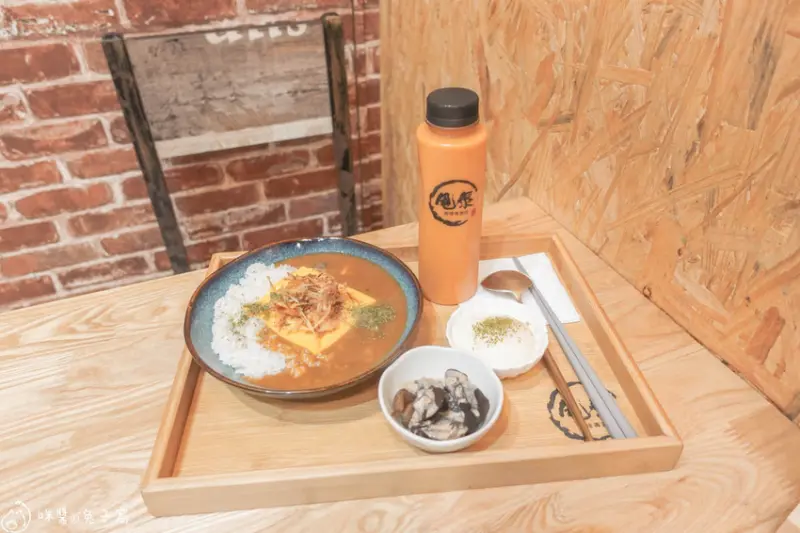 大安美食。甩泰咖哩  六張犁附近的咖哩飯  可以免費續飯續咖哩的工業風小店