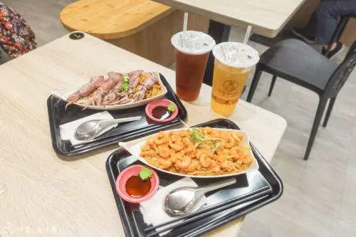台南美食。金三益  浮誇爆量的痛風海鮮餐  超平價新鮮蝦蝦麵、小卷麵