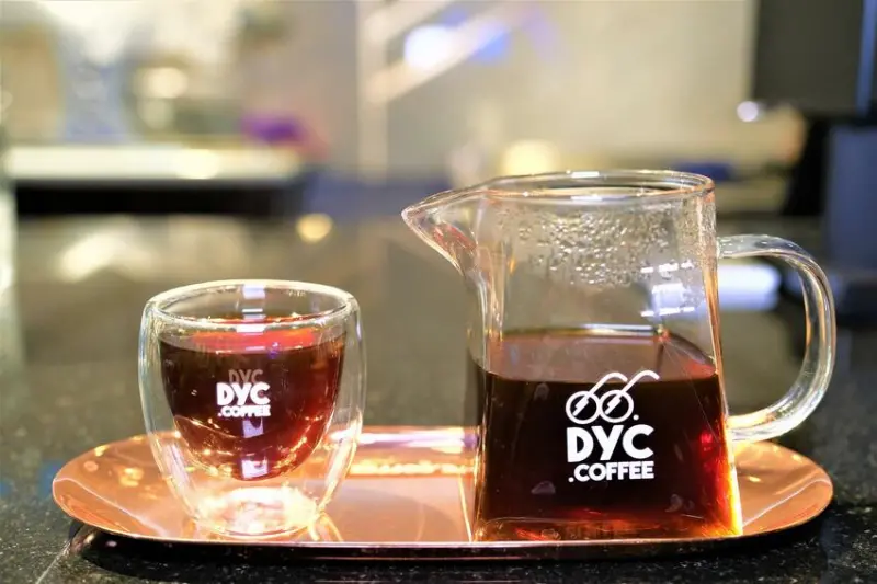 DYC.Coffee 打咖啡-永康新總圖門市｜永康新總圖下方的科技咖啡廳！在烘豆實驗室中體驗全自助烘焙咖啡豆！台南咖啡推薦、永康咖啡推薦、台南烘豆推薦、台南手沖咖啡