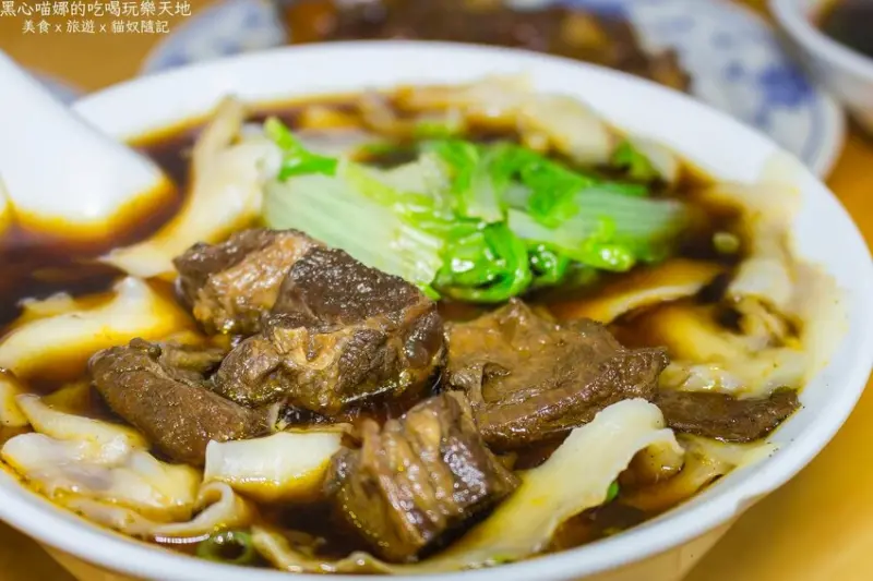 高雄苓雅︱佳味刀削牛肉麵　大碗１００吃好撐，前劉易記員工開的平價牛肉麵店。