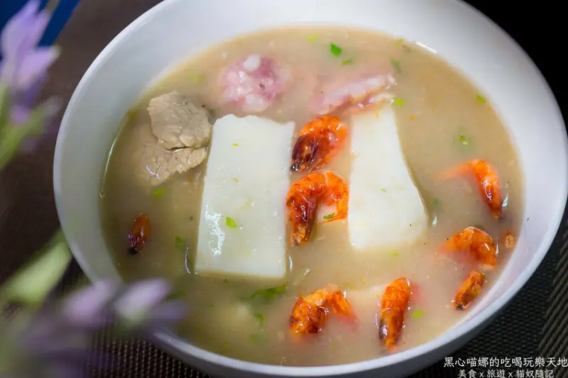 高雄鳳山︱洪．東港肉粿　自磨大塊粿仔、虱目魚骨熬成的米漿湯，料多實在的東港肉粿在高雄就吃得到！！