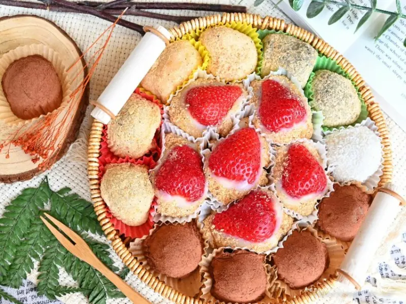 台中海線也吃的到巨大草莓麻糬，將日本紅顏草莓包進麻糬裡，咬下去會大爆汁，還有季節限定蜜柑麻糬～