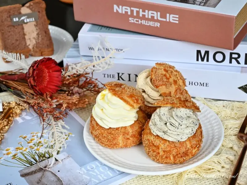 Ka chill 笑甜點｜隱身在住宅區中的低調平價甜點店，主打手工泡芙、戚風蛋糕，每天新鮮現做，數量有限，建議先電話預訂～