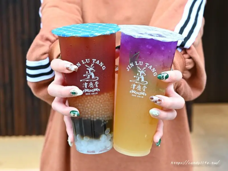 津鹿堂鮮萃茶舖｜台中手沖茶專門店，嚴選高品質台灣茶葉，激推人氣招牌「麝香津鹿紅茶」，帶有獨特麝香葡萄果香，讓人一喝就上癮～