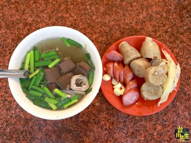 台南炭烤大腸香腸／從路邊發財車賣到變店面／只賣三樣飄香20多年／當天備料手工自製／在地人從小吃到大／內行老饕口袋名單