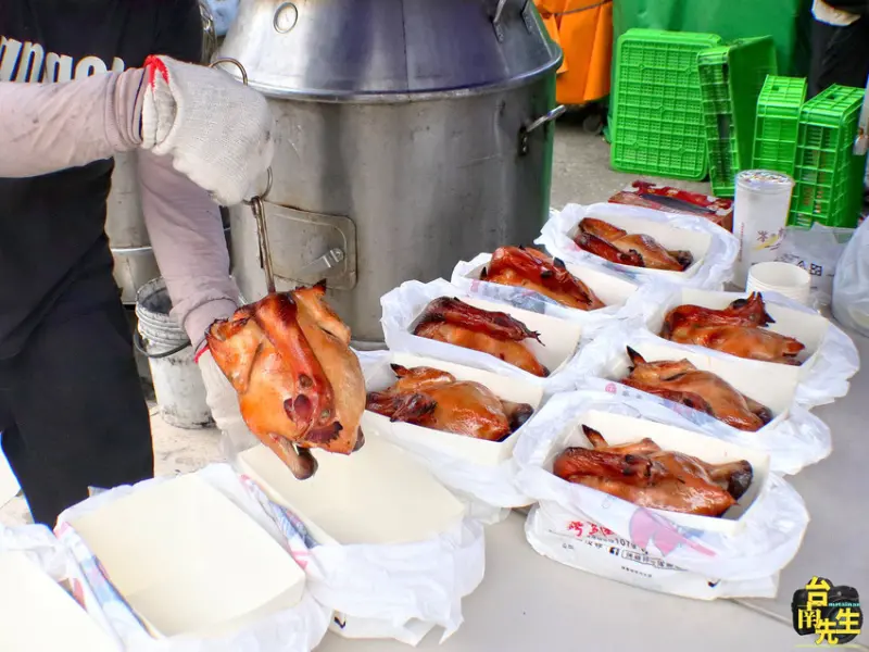 台南烤雞／週末限定每週只賣2天／限量供應一開賣就排隊／沒預訂可能吃不到／嚴選溫體新鮮電宰黑羽土雞／獨家配方當天醃漬處理／炭火直烤香氣撲鼻