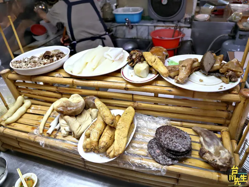 台南香腸熟肉／隱身傳統市場飄香60多年／限量供應晚來吃不到／傳統古早味在地人的早午餐／料多實在佛心價