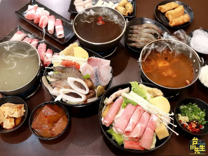 台南小火鍋／真材實料熬湯頭／不用濃縮高湯或大骨粉／嚴選食材品質有保障／料多實在佛心價CP值高／午餐限定小鍋燒／內用飲品無限暢飲／平日晚餐時段一開店就客滿