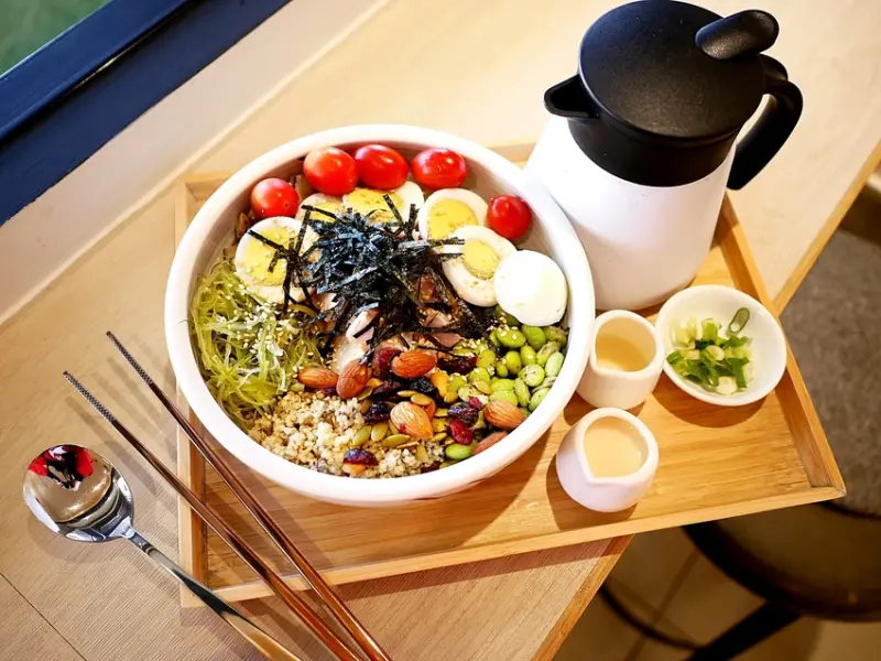 埔里輕食早午餐「嘉恩＋N」，大份量「好膳餐碗」人氣高，配菜品項豐富，還有超嫩的醉雞必點，貝果堡口感有嚼勁，搭配多汁漢堡排和生菜好輕盈~