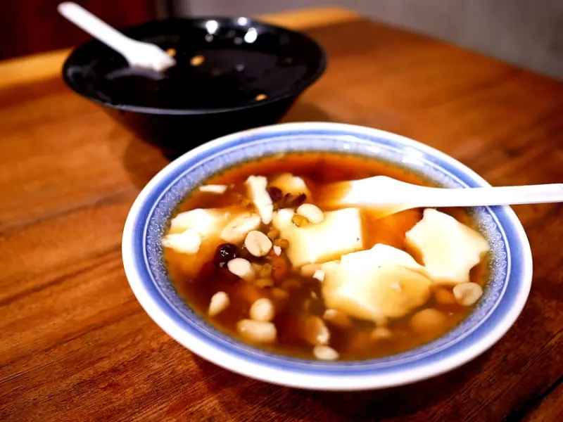 宜蘭羅東古早味「和平豆花」，大份量而且配料選擇豐富，帶有焦香味的豆花綿密不甜膩，花生、紅豆燉煮到軟而不爛很好吃!