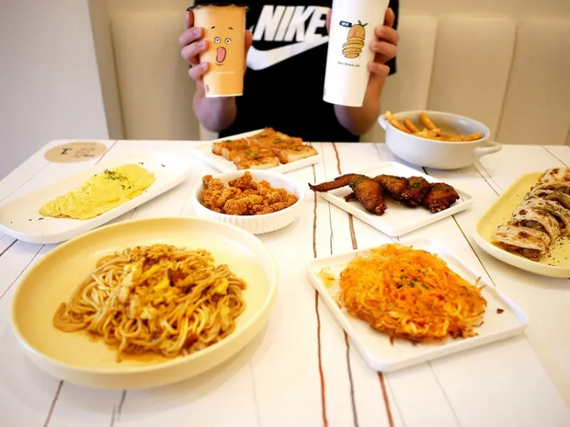 OMU BRUNCH ·歐姆薯薯- 台中一中早餐推薦，馬卡龍色系的平價網美早午餐，還提供小包廂，刨絲薯餅這邊也吃得到，特色調味粉首推金沙鹹蛋。