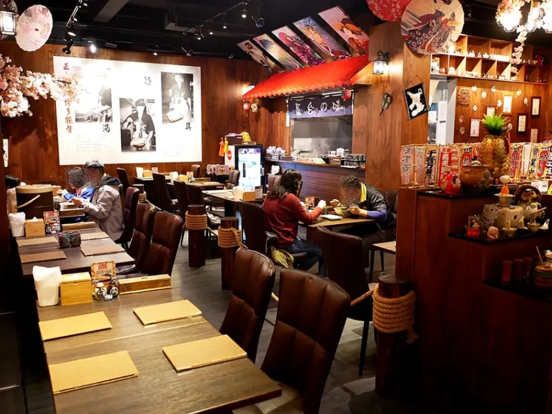 宜蘭羅東「一心拉麵」，主打正宗九州博多豚骨，每日限量的豚骨湯頭濃郁黏嘴唇還不賴，日式風格裝潢還有浴衣免費穿。