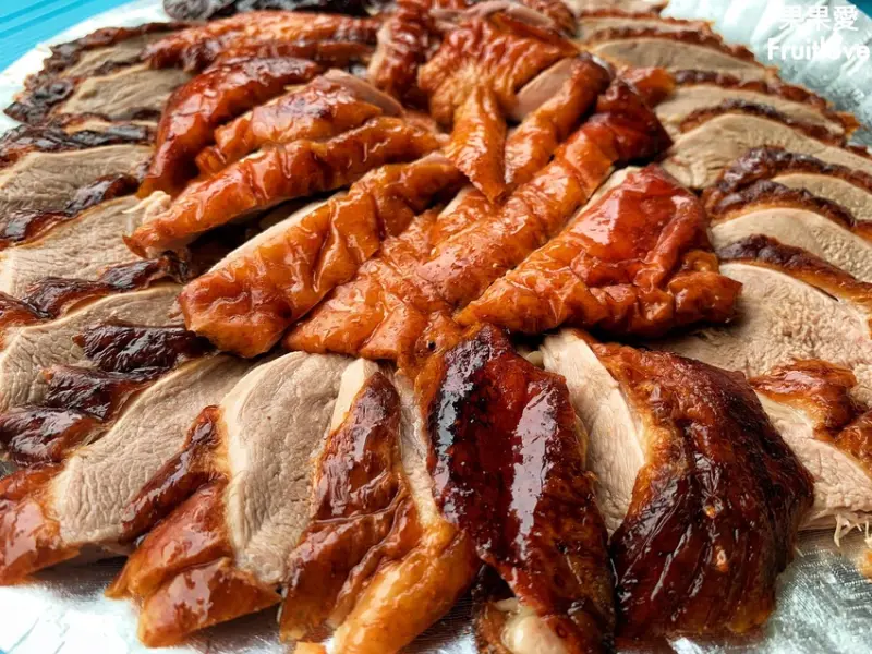 台中霧峰美食 – 萱記港式脆皮烤鴨外皮又香又Q，炒鴨架有洋蔥、九層塔可選，小朋友才做選擇，我全都要 