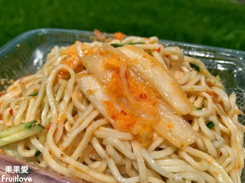 清爽開胃的黃金泡菜涼麵，還有份量不少的豬血湯-四川涼麵良麵