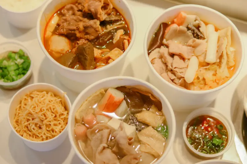 外帶平價小火鍋百元有找只要99元！肉肉+11種料+主食竟然只要99元！還可升級這樣吃