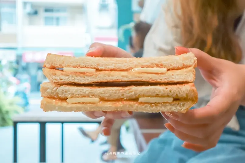 手工慢火熬煮香甜KAYA醬，慢火細烤外酥內軟，銅板價就能吃到馬來西亞國民早餐咖椰吐司！
