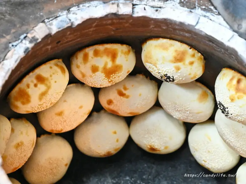 黃家胡椒餅｜被網友喻為台中最好吃的胡椒餅就是這間！沒預訂現場來只能碰運氣，外皮酥脆，裡頭還會爆汁呢～