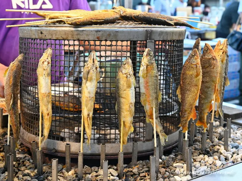日本料理烤香魚在鹿峰夜市也吃的到，炭火現烤，咬下去還會大爆卵！