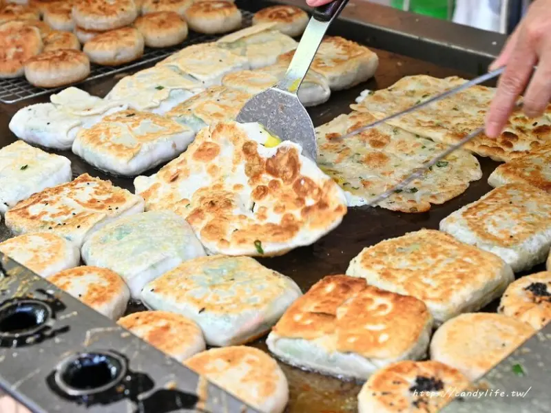 鄒記餡餅｜在地人激推銅板美食，一開攤就大排長龍，生意好到老闆娘來不及煎，不想久等建議先打電話預訂～