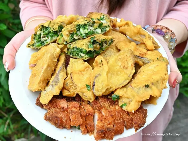 向上市場炸粿｜向上市場隱藏版美食，沒有招牌，只要一開攤就大爆滿！