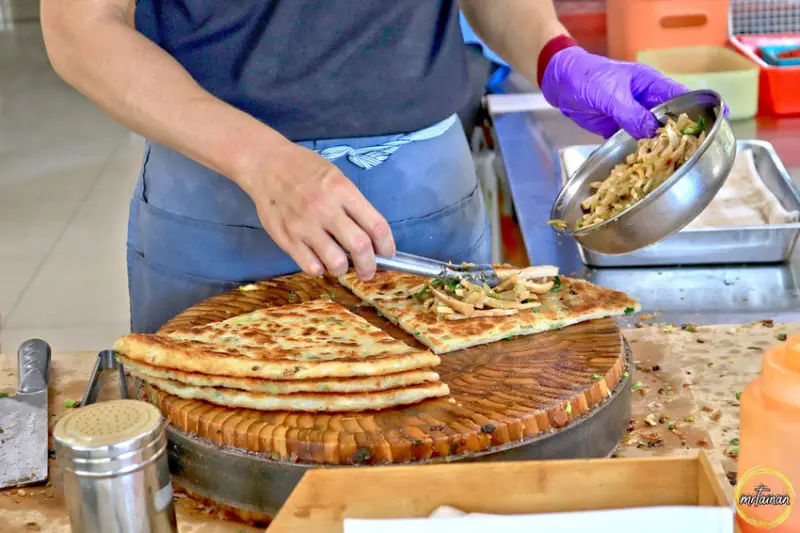 台南捲餅／每日限量晚來吃不到／下午才營業只賣5小時／眷村美食飄香30多年／連平日都能看到排隊人潮／在地人從小吃到大