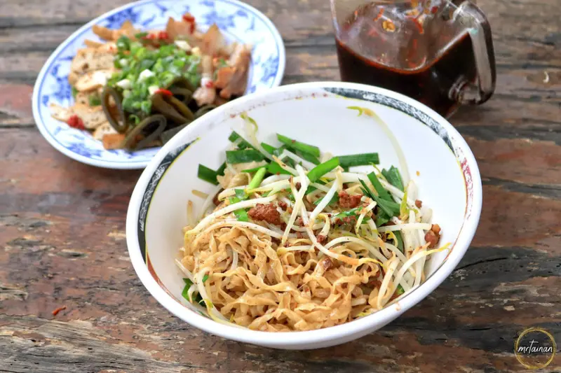 台南鹽水意麵／無店名無招牌飄香30多年／限量供應自製滷味／100元吃飽吃滿還有找／在地人才知道沒有觀光客