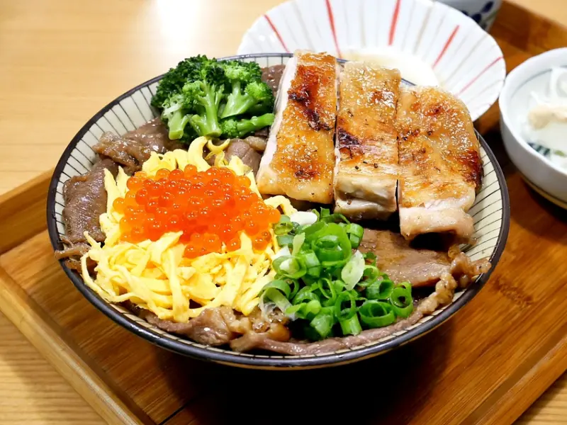 嘉義人氣丼飯，隱身在巷子但依舊高朋滿座，雙拼肉量還有滿滿鮭魚卵，極惡系列鋪滿起司和半熟蛋超誘人